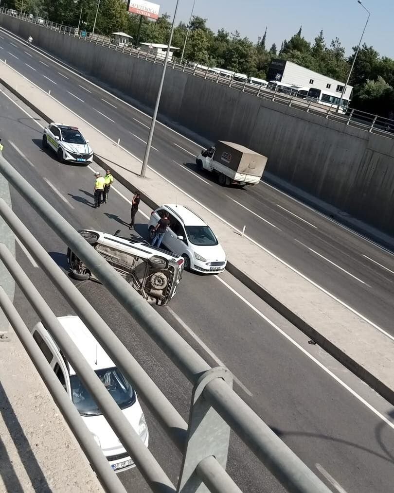 Kahramanmaraş’ta Köprülü Kavşakta Kaza Araç Yan Yattı (5)