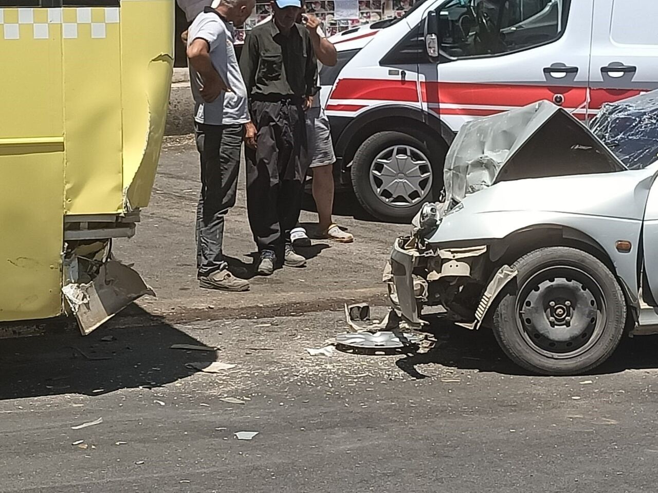 Kahramanmaraş’ta Otomobil Halk Otobüsüne Çarptı 2 Ağır Yaralı (1)