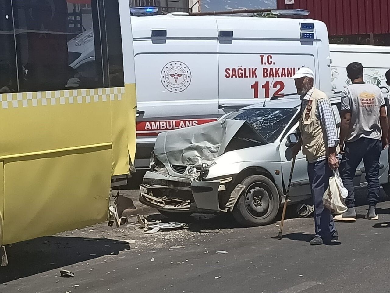 Kahramanmaraş’ta Otomobil Halk Otobüsüne Çarptı 2 Ağır Yaralı (2)