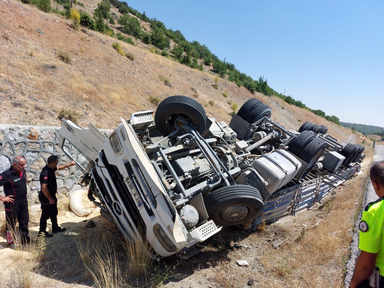 Kahramanmaraş'ta Saman Yüklü Tır Devrildi 1 Yaralı (1)