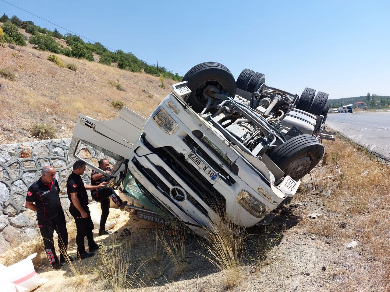 Kahramanmaraş'ta Saman Yüklü Tır Devrildi 1 Yaralı (2)