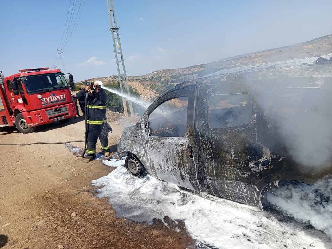 Kahramanmaraş'ta Seyir Halindeki Araç Alev Aldı (1)-2