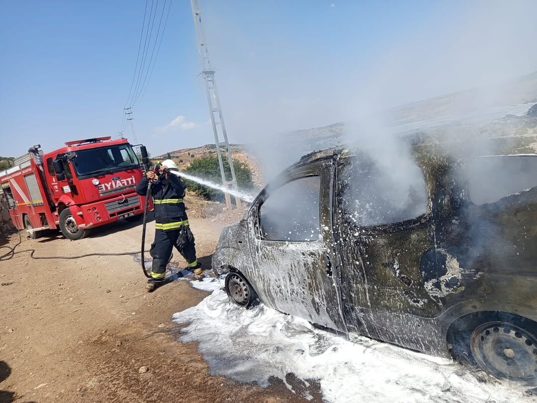 Kahramanmaraş'ta Seyir Halindeki Araç Alev Aldı (2)-1