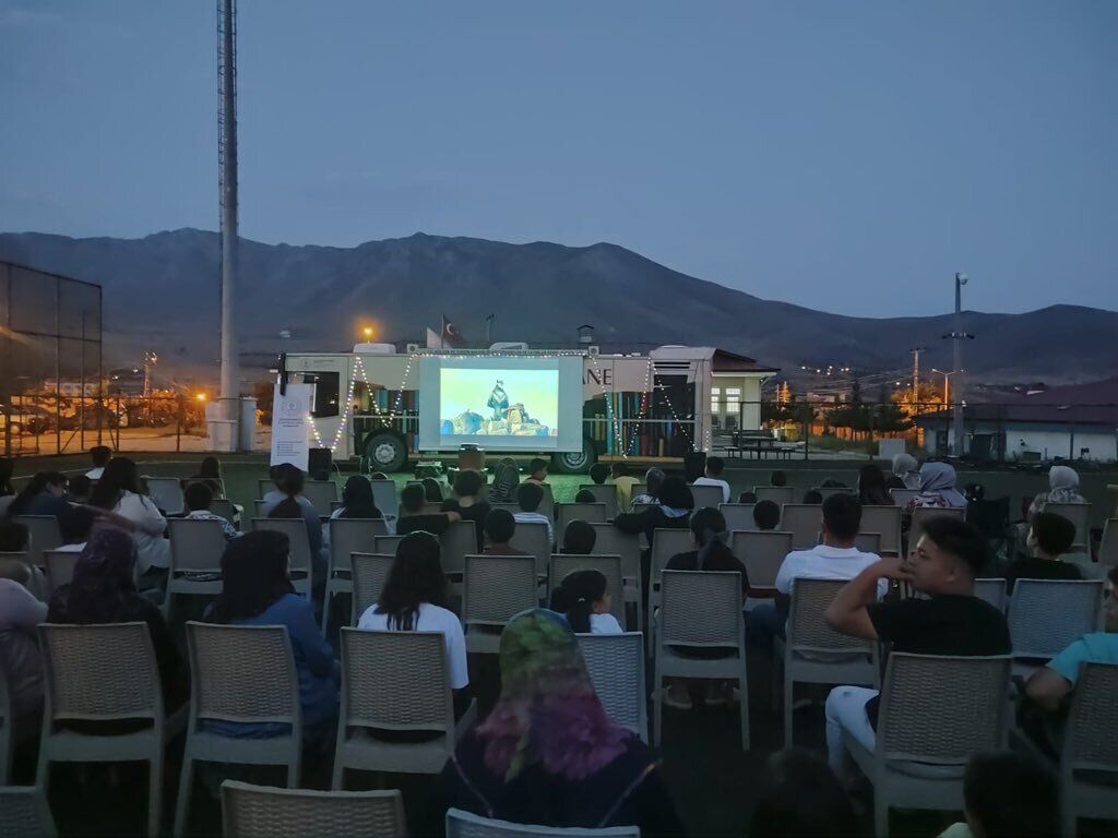 Kahramanmaraş’ta Sine Kütüphane Projesiyle Ekinözü Stadyumu Sinemaya Dönüştü (2)