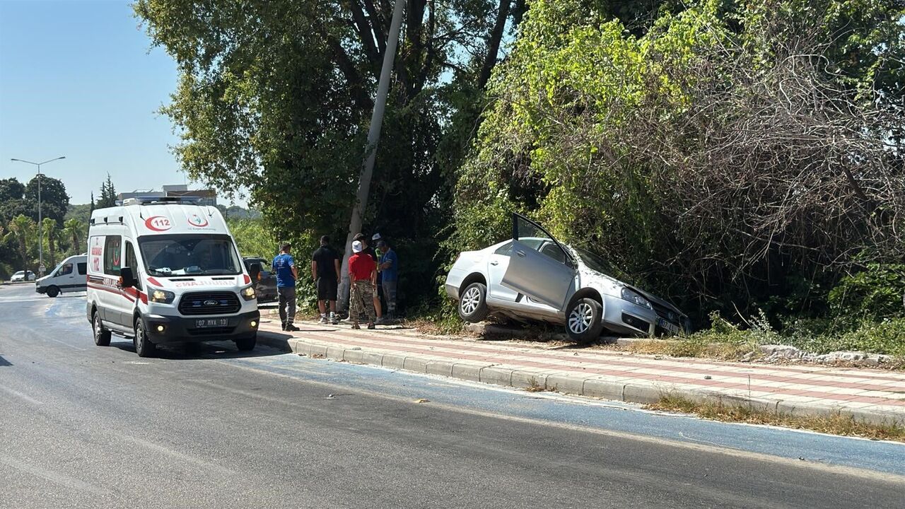 Kaldırıma Çıkıp Asılı Kalan Otomobildekiler Kazayı Burnu Bile Kanamadan Atlattı (1)