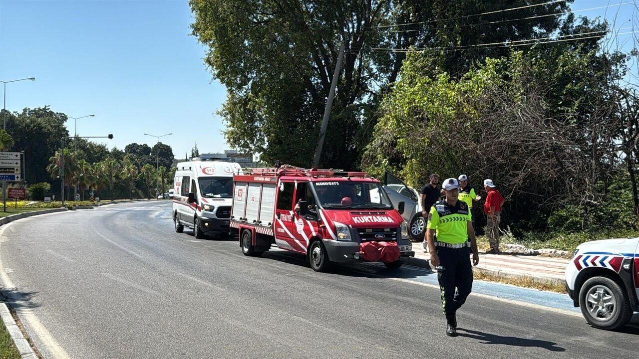 Kaldırıma Çıkıp Asılı Kalan Otomobildekiler Kazayı Burnu Bile Kanamadan Atlattı (3)