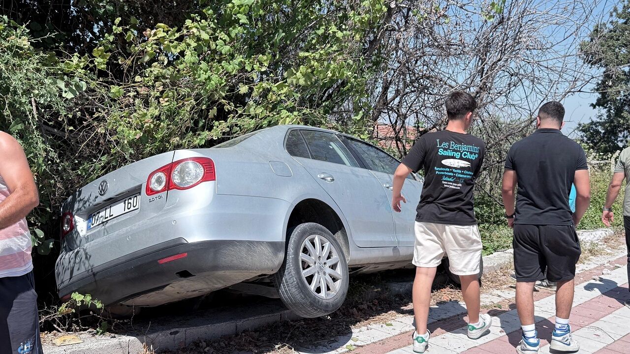 Kaldırıma Çıkıp Asılı Kalan Otomobildekiler Kazayı Burnu Bile Kanamadan Atlattı (5)