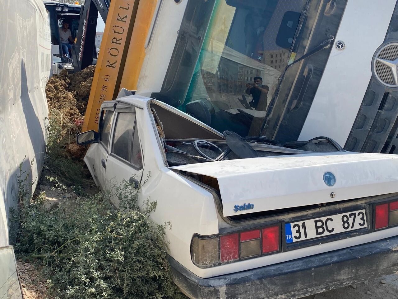 Kamyonun Üzerine Devrilmesiyle Hurdaya Dönen Tofaş’ta Kimsenin Olmaması Faciayı Önledi (2)