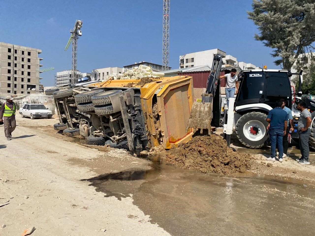 Kamyonun Üzerine Devrilmesiyle Hurdaya Dönen Tofaş’ta Kimsenin Olmaması Faciayı Önledi (5)