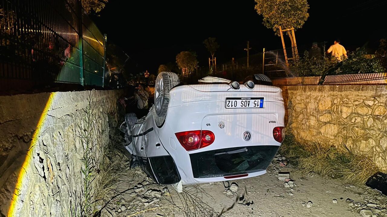 Kanala Düşen Otomobilin Sürücüsü Yaralandı (2)