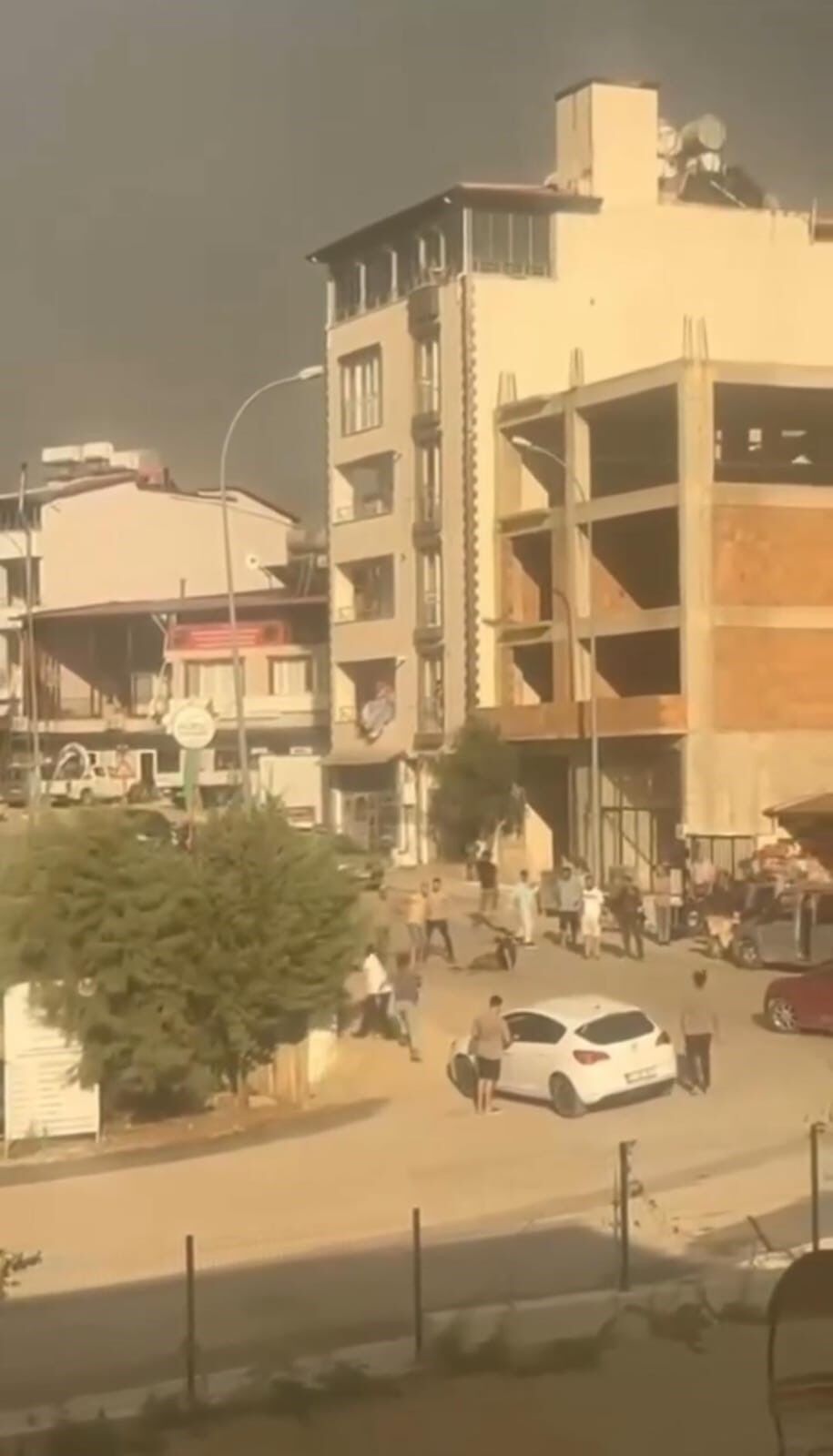 Kapıyı Açmasıyla Motosiklet Sürücüsü Yere Yığıldı (4)