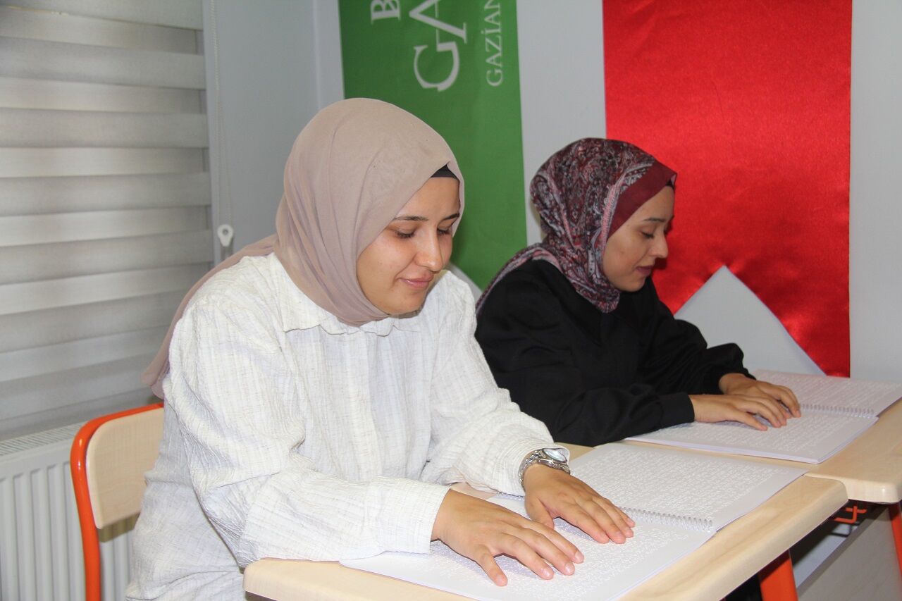 Karanlık Dünyalarını Kur'an I Kerim Ile Aydınlatıyorlar (1)