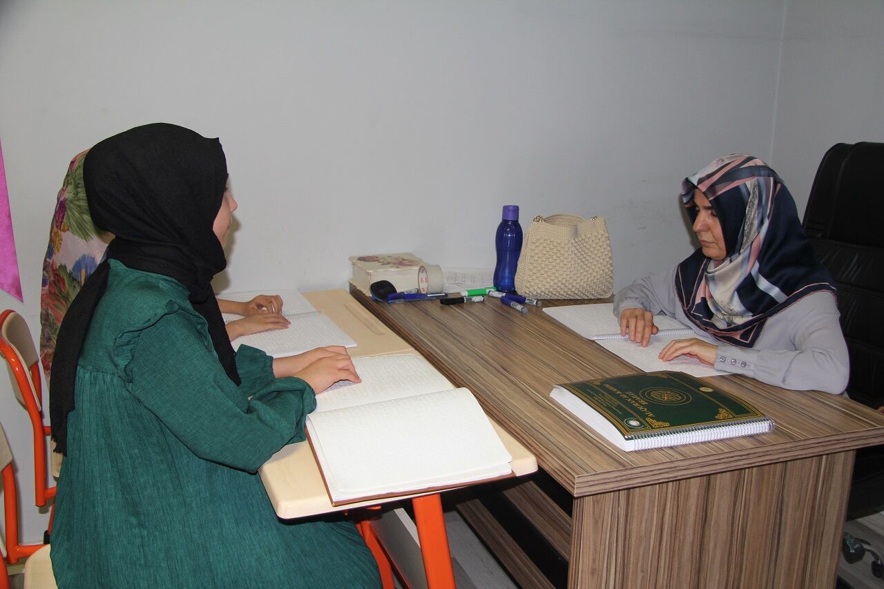 Karanlık Dünyalarını Kur'an I Kerim Ile Aydınlatıyorlar (3)