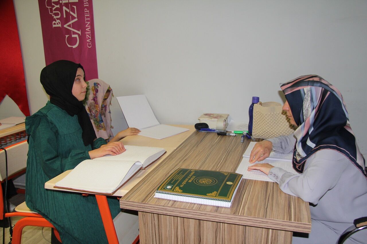 Karanlık Dünyalarını Kur'an I Kerim Ile Aydınlatıyorlar (5)