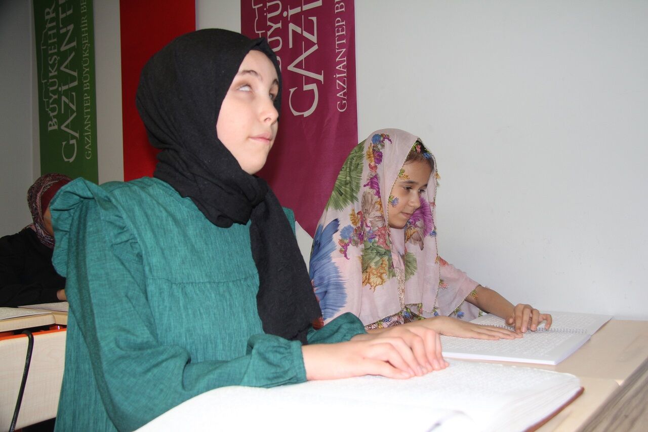 Karanlık Dünyalarını Kur'an I Kerim Ile Aydınlatıyorlar (7)