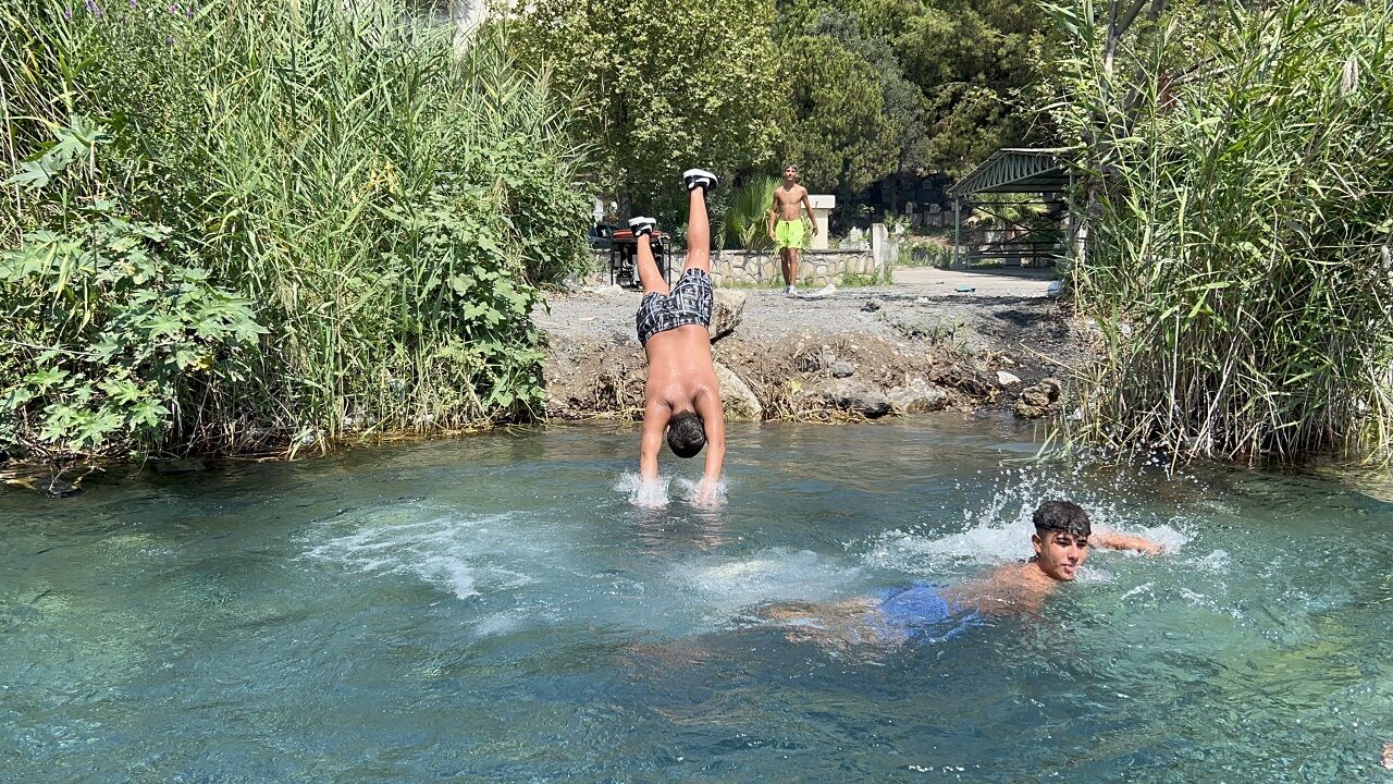 Kavurucu Sıcaktan Bunalan Vatandaşlar, Soluğu Buz Gibi Suyuyla Mest Eden Doğal Kaynak Suyunda Aldılar (6)