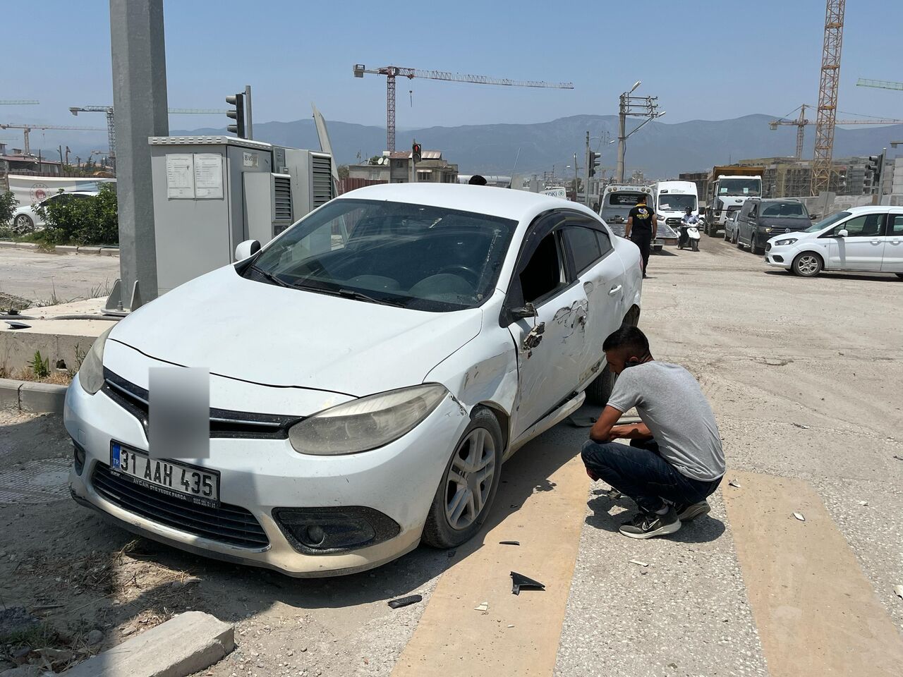 Kaza Yapan Araçların Altında Ezilmekten Son Anda Kurtuldu (1)