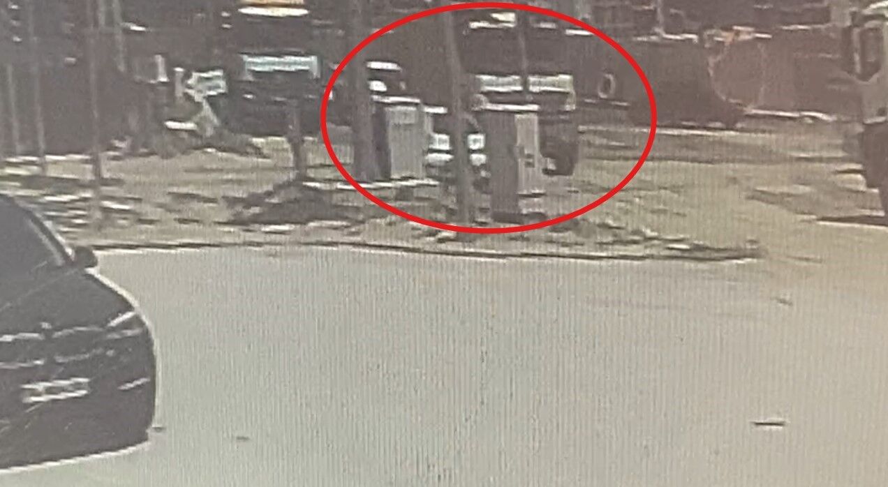 Kaza Yapan Araçların Altında Ezilmekten Son Anda Kurtuldu (3)