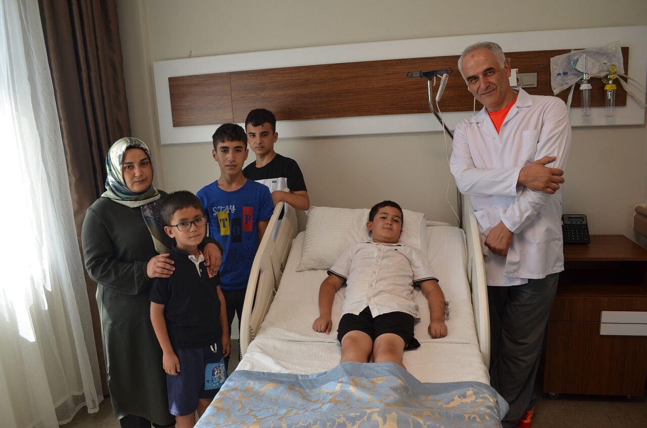 Kemik Kısalığı Olan Efe'nin Önce Sağ Kolu Uzatıldı Şimdi Ise Sol Kolu Için Tedavi Görüyor (3)