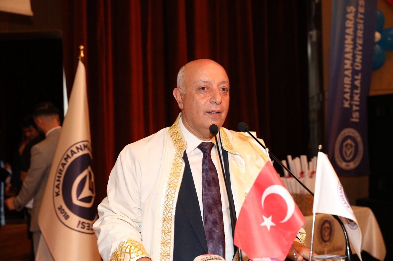 Ki̇ü’de Mezuniyet Sessiz Geçti Şehitlere Saygı İçin Kep Atılmadı (1)