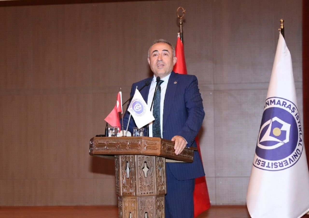 Ki̇ü’de Mezuniyet Sessiz Geçti Şehitlere Saygı İçin Kep Atılmadı (2)