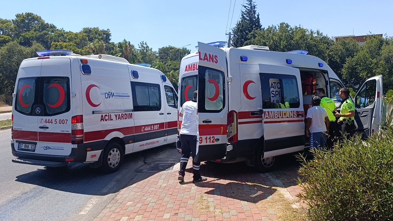 Kontrolden Çıkan Otomobil Takla Atarak Savruldu 4 Yaralı (3)