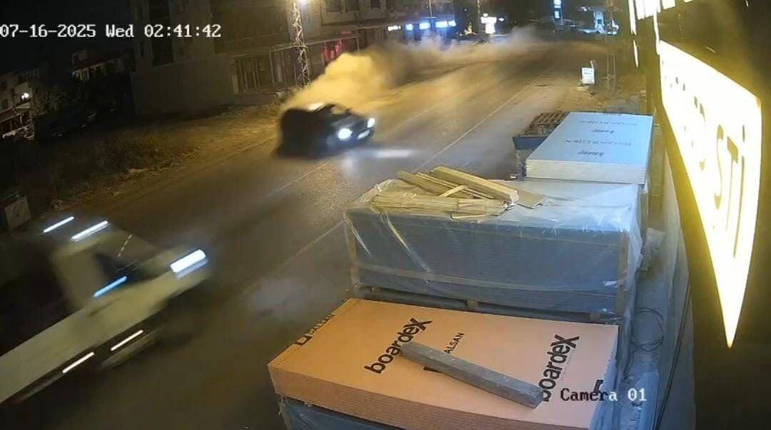 Kontrolünü Kaybeden Otomobil Sürücüsü Kamyonetle Kafa Kafaya Çarpıştı (2)