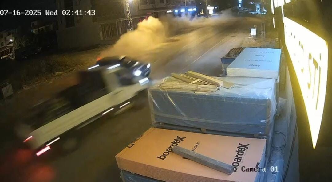 Kontrolünü Kaybeden Otomobil Sürücüsü Kamyonetle Kafa Kafaya Çarpıştı (3)