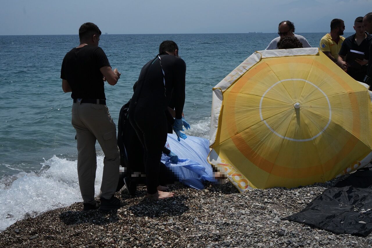 Konyaaltı Sahili’nde Kimliği Belirsiz Beden Ortaya Çıktı (6)