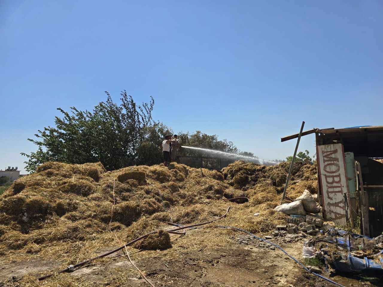 Kopan Elektrik Kablosu Saman Balyalarını Küle Çevirdi, O Anlar Güvenlik Kamerasına Yansıdı (1)