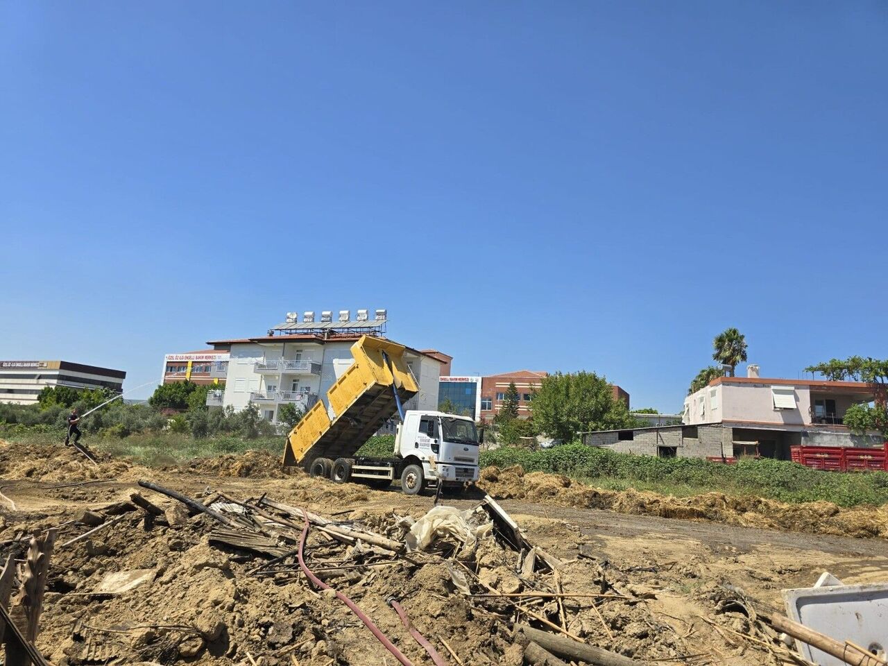 Kopan Elektrik Kablosu Saman Balyalarını Küle Çevirdi, O Anlar Güvenlik Kamerasına Yansıdı (2)