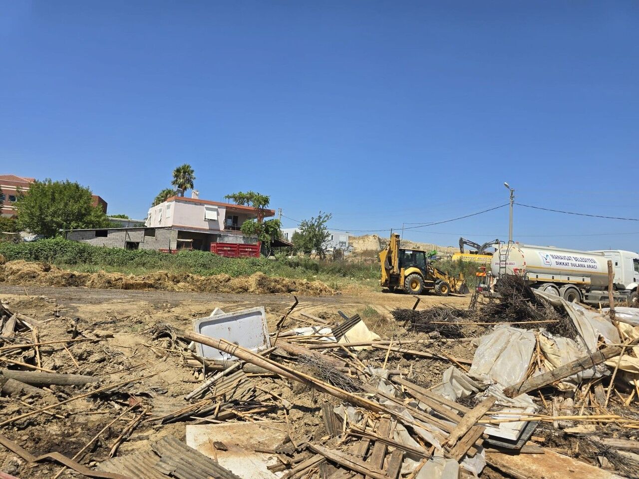 Kopan Elektrik Kablosu Saman Balyalarını Küle Çevirdi, O Anlar Güvenlik Kamerasına Yansıdı (4)