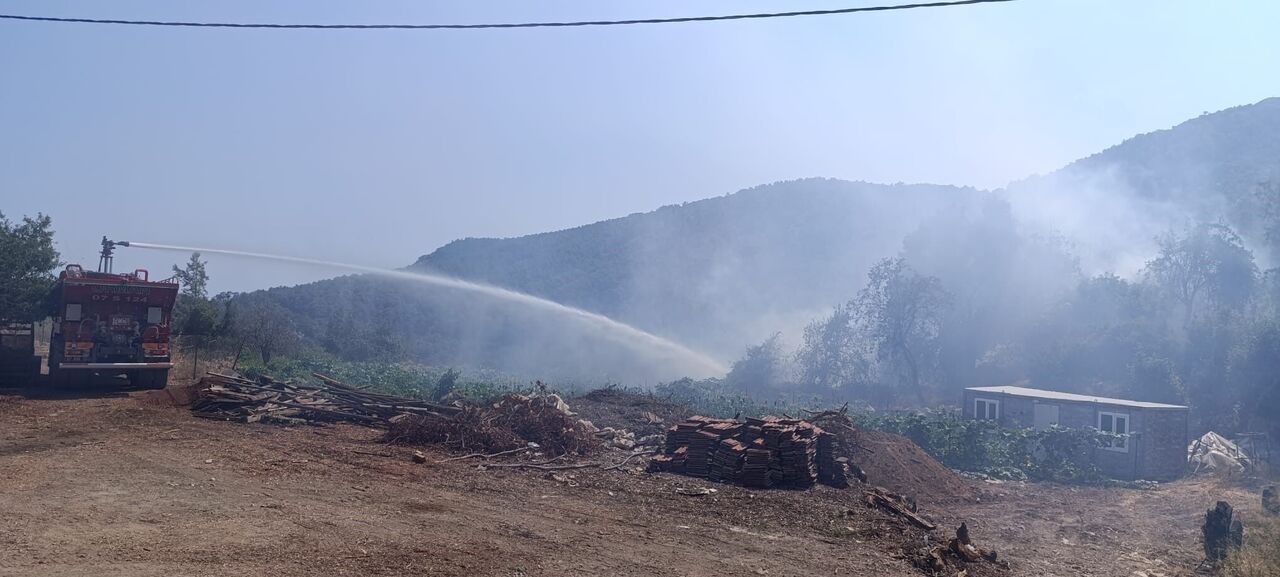 Kumluca’da Makilik Yangını 7 Dakikada Söndürüldü Orman Felaketi Önlenmiş Oldu (4)
