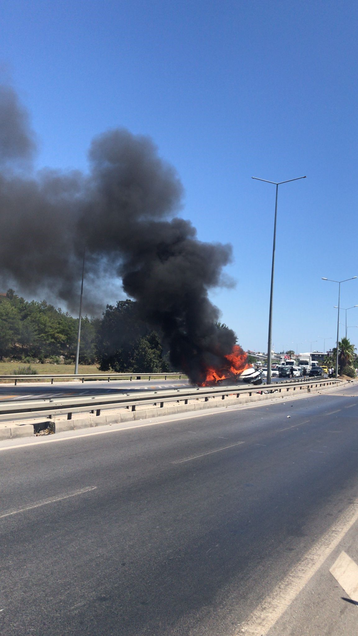 Manavgat'ta Bariyerlere Çarpan Otomobil Alev Aldı 2 Yaralı (1)