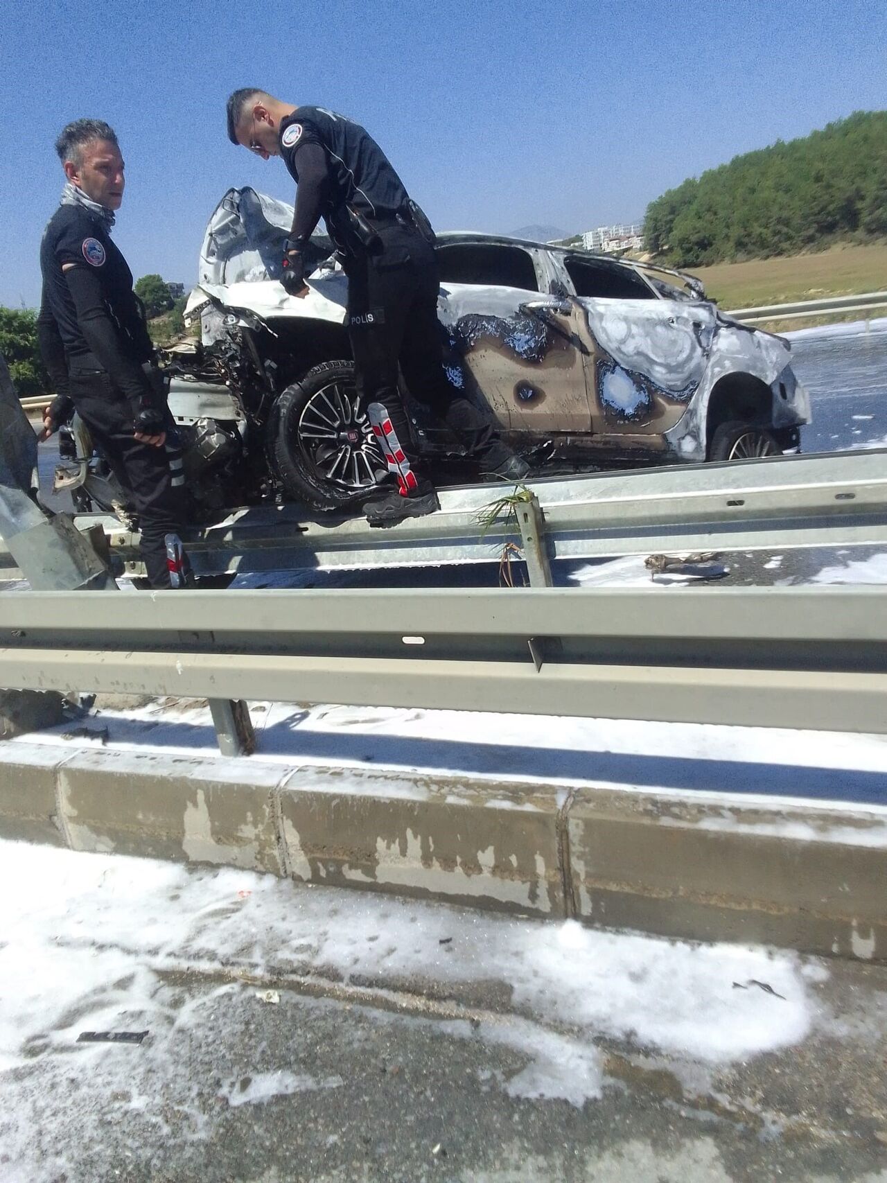 Manavgat'ta Bariyerlere Çarpan Otomobil Alev Aldı 2 Yaralı (3)