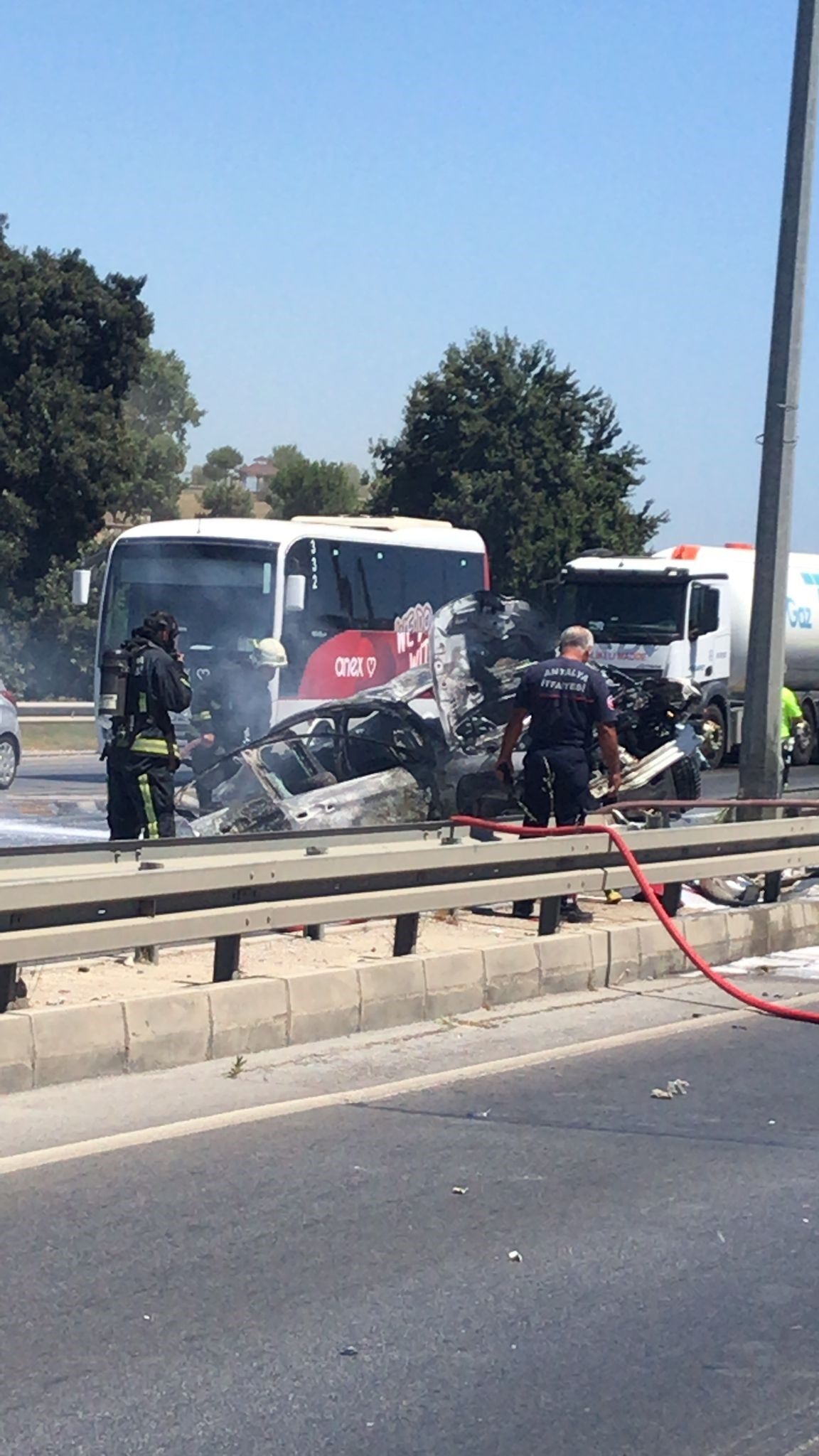 Manavgat'ta Bariyerlere Çarpan Otomobil Alev Aldı 2 Yaralı (6)