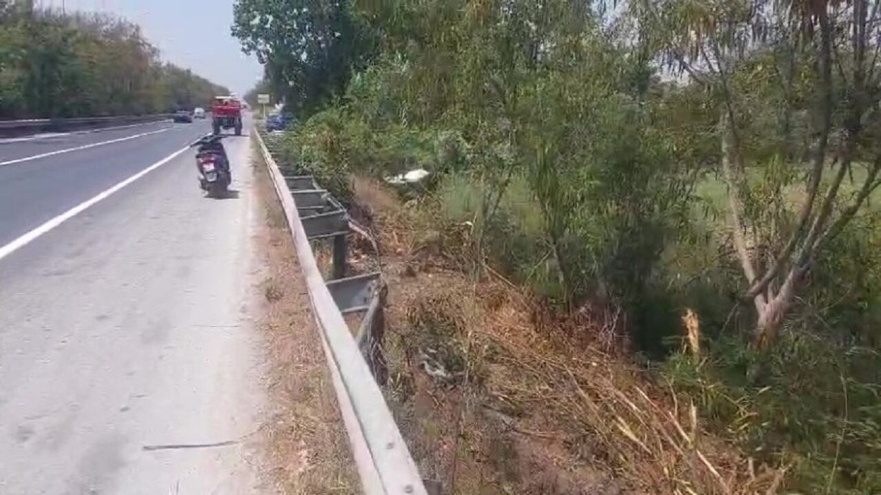 Manavgat'ta Hafif Ticari Araç Boş Sulama Kanalına Devrildi 1 Yaralı (3)