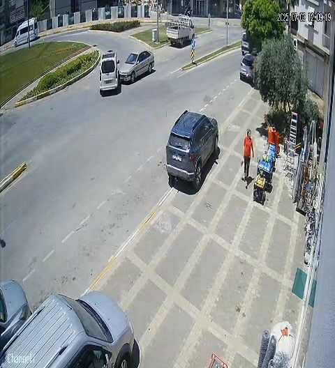 Manavgat’ta Korkutan Kaza Araç Devrildi, Sonra Tekerlerinin Üzerine Döndü (1)