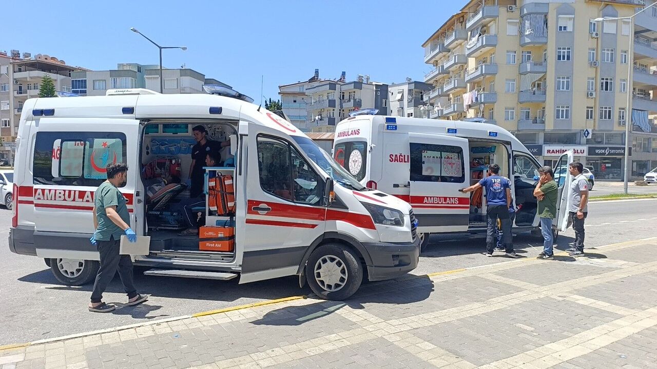 Manavgat’ta Korkutan Kaza Araç Devrildi, Sonra Tekerlerinin Üzerine Döndü (2)