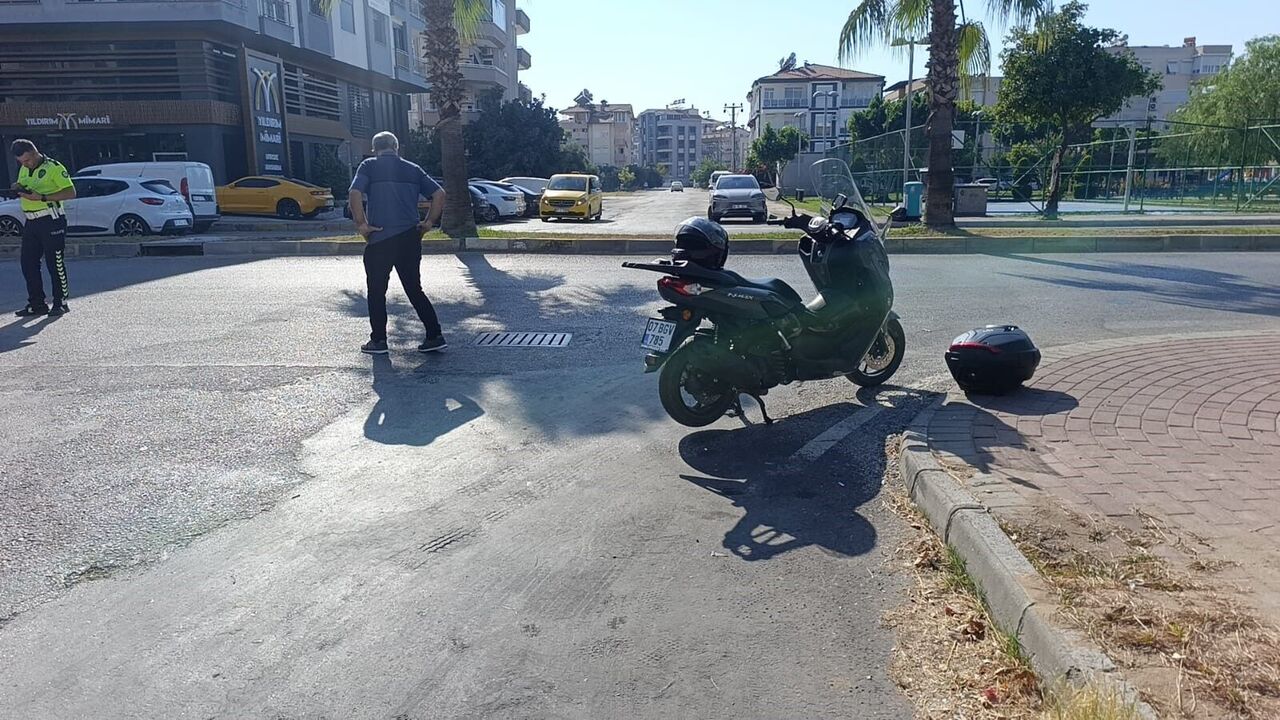 Manavgat'ta Otomobil Ile Çarpışan Motosikletli Yaralandı (1)