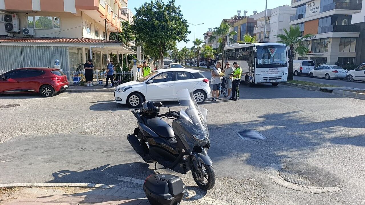 Manavgat'ta Otomobil Ile Çarpışan Motosikletli Yaralandı (3)