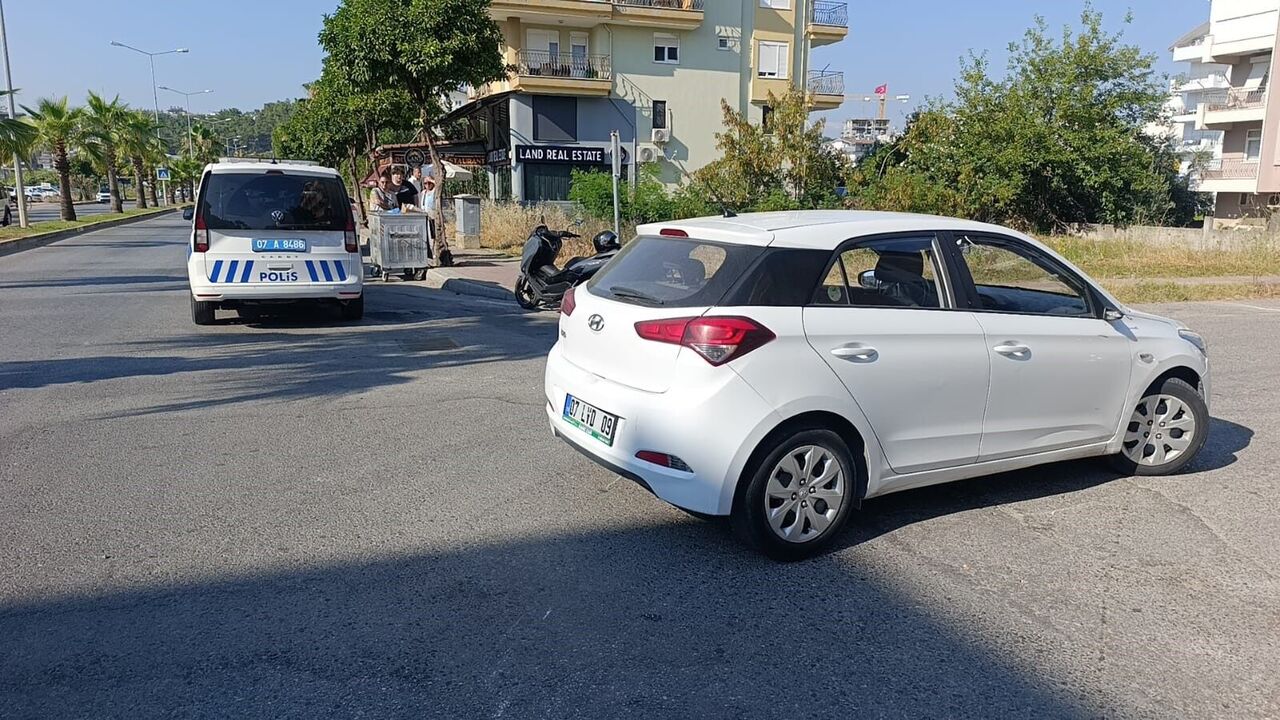 Manavgat'ta Otomobil Ile Çarpışan Motosikletli Yaralandı (4)