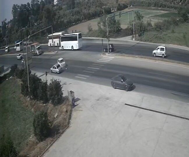 Manavgat'ta Otomobilin U Dönüşü Sonrası Kaza Anı Kamerada (3)
