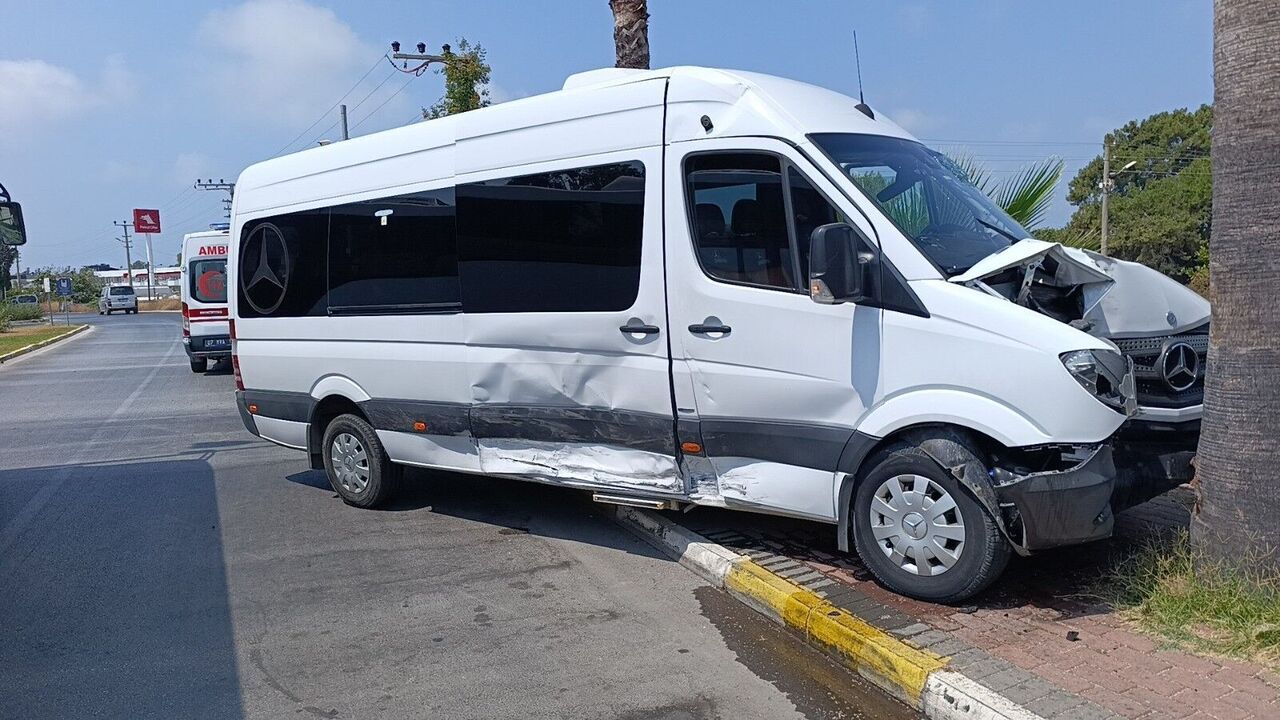 Manavgat’ta Tur Minibüsü Ile Otomobil Çarpıştı Çocukların Gözyaşlarını Genç Kadın Sildi (1)