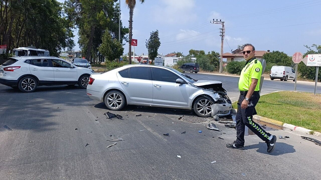Manavgat’ta Tur Minibüsü Ile Otomobil Çarpıştı Çocukların Gözyaşlarını Genç Kadın Sildi (3)