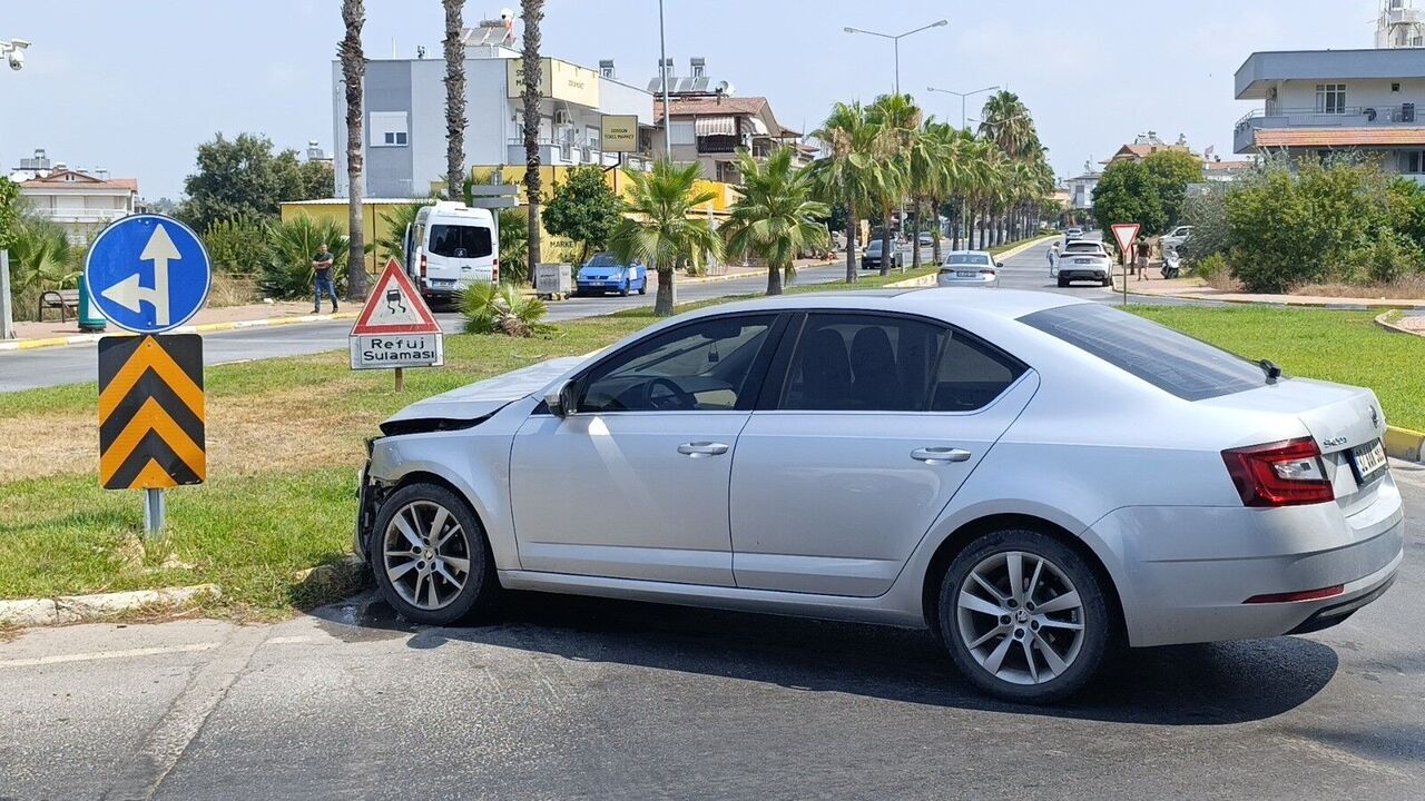 Manavgat’ta Tur Minibüsü Ile Otomobil Çarpıştı Çocukların Gözyaşlarını Genç Kadın Sildi (4)