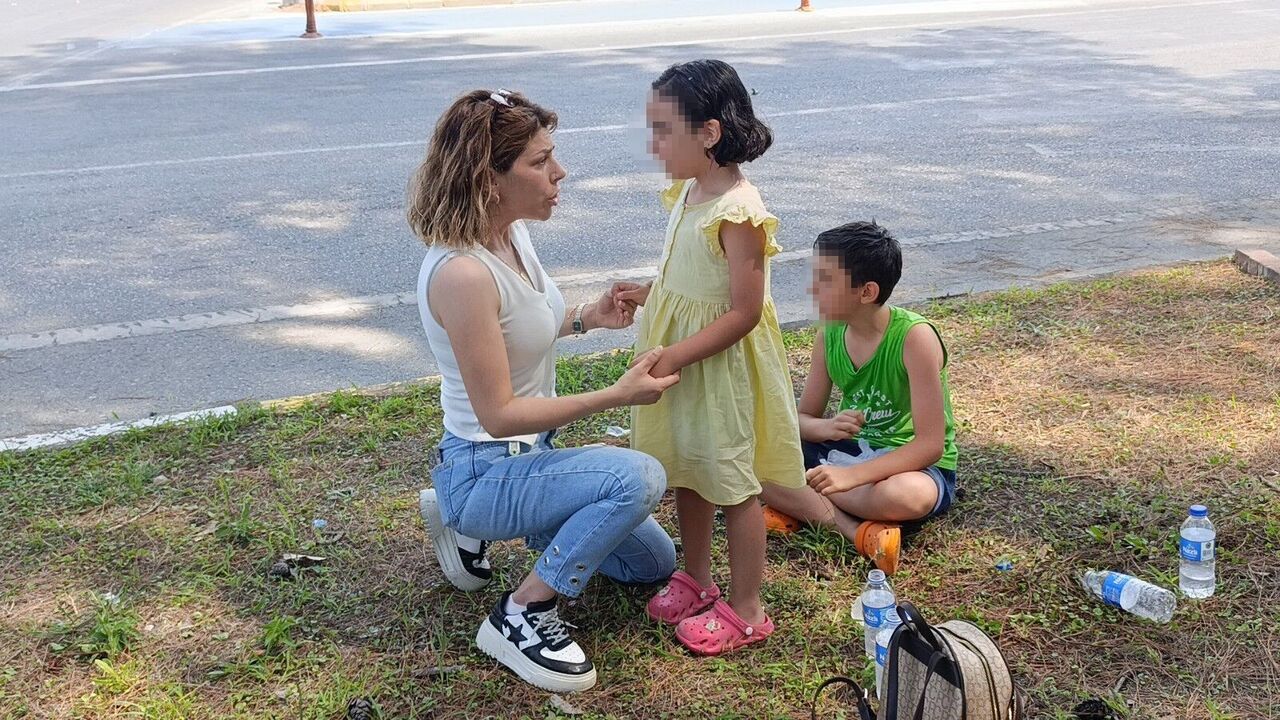 Manavgat’ta Tur Minibüsü Ile Otomobil Çarpıştı Çocukların Gözyaşlarını Genç Kadın Sildi (5)