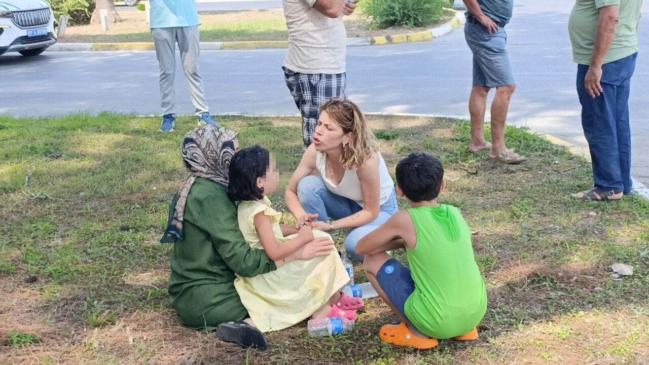 Manavgat’ta Tur Minibüsü Ile Otomobil Çarpıştı Çocukların Gözyaşlarını Genç Kadın Sildi (6)