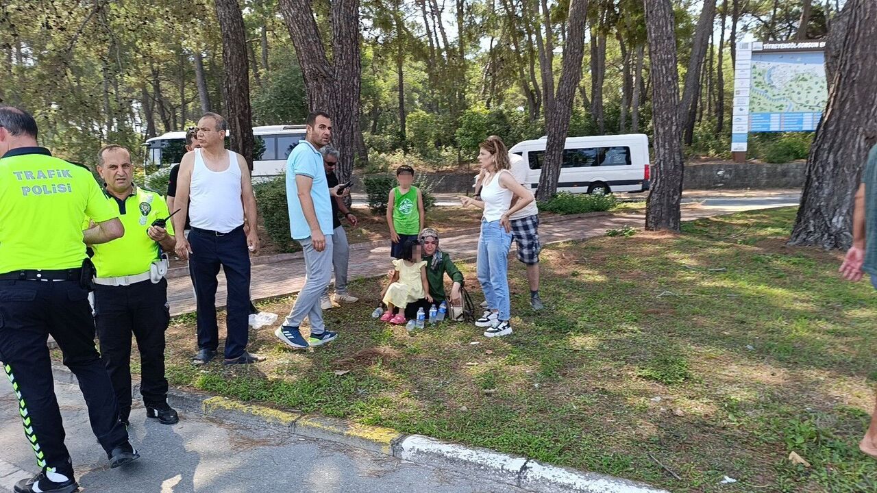 Manavgat’ta Tur Minibüsü Ile Otomobil Çarpıştı Çocukların Gözyaşlarını Genç Kadın Sildi (7)