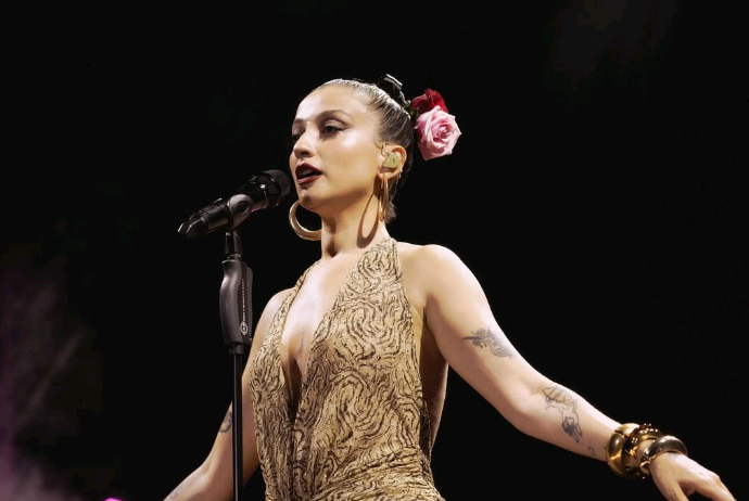 Melike Şahin Harbiye Sahnesinde Duygusal Anlar Yaşadı (5)